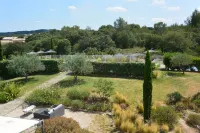 Hotel-Restaurant Le Gardon - Pont du Gard Hôtels à : Saint-Quentin-la-Poterie
