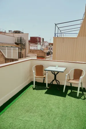 Loft Hostal - Hostel Отели рядом с достопримечательностью «Hiper Garden Center Sa Bòvila»