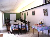 Hôtel Restaurant la Crèche et sa Piscine intérieure - Logis Hôtels Các khách sạn ở Brioude