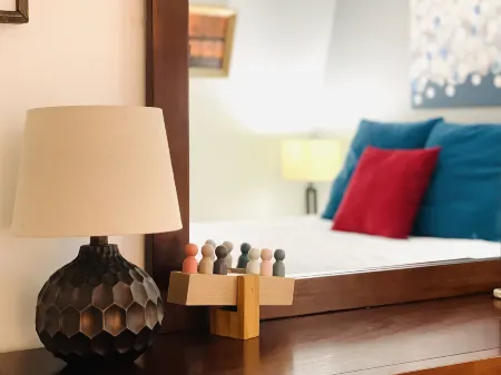 The Loft at Charlotte's Rose Отели рядом с достопримечательностью «Confederation Centre of the Arts»