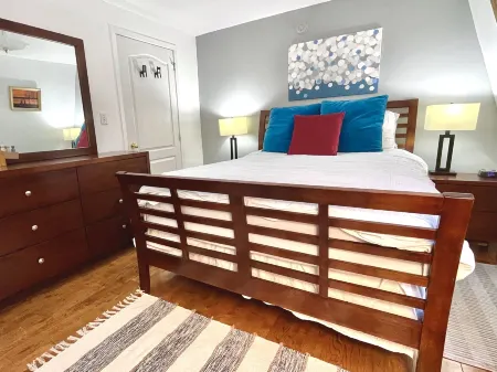 The Loft at Charlotte's Rose Отели рядом с достопримечательностью «Confederation Centre of the Arts»