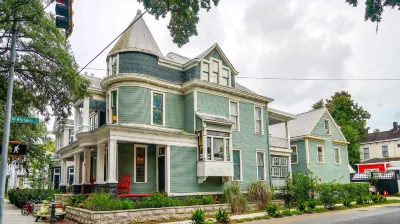 Isetta Inn (Boutique Hostel) Hotels near Savannah Historic District