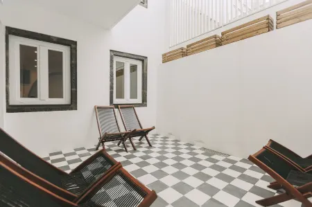 Azores Inn - Family Suites Hostel Отели рядом с достопримечательностью «Nucleo de Santa Bárbara do Museu Carlos Machado»