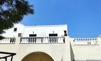 Perissa Art Villa - Kitchen & Washing Machine