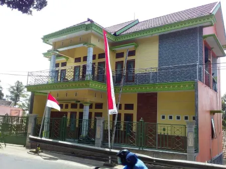 Mas Dylan Homestay Отели в г. Sukapura