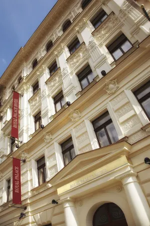 Luxury Family Hotel Royal Palace Отели рядом с достопримечательностью «Чумная колонна Святой Троицы»