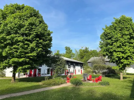 Jolly Roger Inn & Resort Отели в г. Парри-Саунд