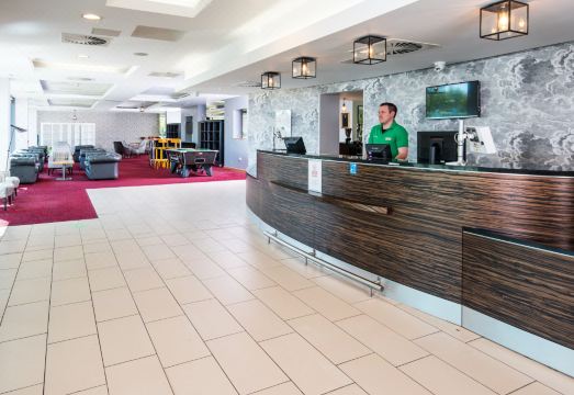 이비스 스타일스 크루의 세련된 로비 이미지