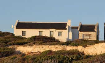 BlueSky Arniston Guest House - Housity