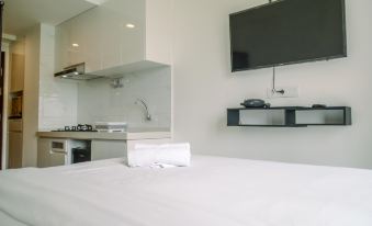Comfortable Studio with Pool View at Sky House BSD Apartment