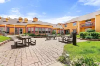 Chicago Club Inn & Suite Hotels in Westmont