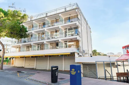 New Kensington Apartments - Econotels Отели рядом с достопримечательностью «Cala Mago»