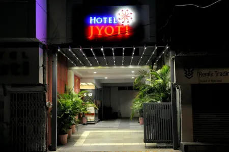 Hotel Jyoti Отели рядом с достопримечательностью «ISKCON Rajkot, Sri Sri Radha Neelmadhav Dham»