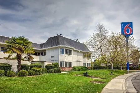 Motel 6 Fairfield, CA - North Отели в г. Фейрфилд