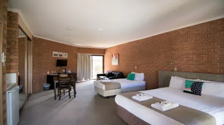 Ashleigh Court Motor Inn Отели в г. Малуола