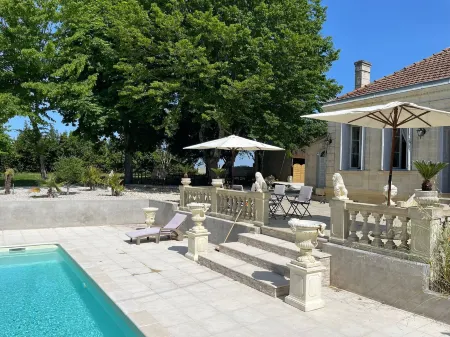 Le Domaine de Canesse Отели рядом с достопримечательностью «Villa gallo-romaine»