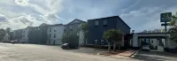 Quality Inn & Suites at Airport Blvd I-65 - parking