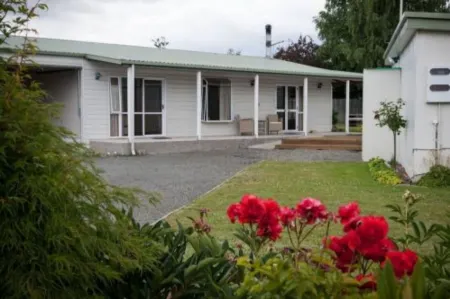 Mountain Chalets Motel