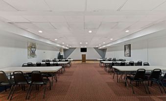 Quality Inn & Suites Near I-480 and I-29