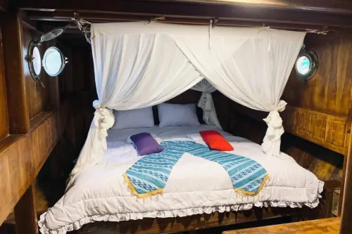 Komodo Boat Trip Hotels in Tondong Belang