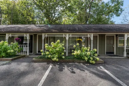 Interlaken Inn Отели рядом с достопримечательностью «The Hotchkiss School»