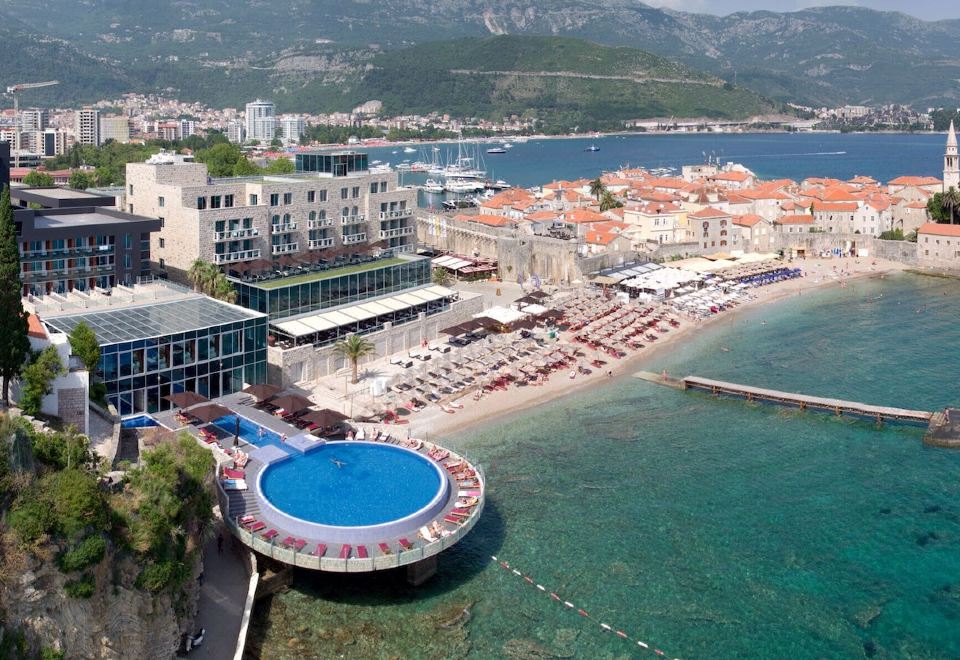 아발라 리조트 앤드 빌라스의 수영장