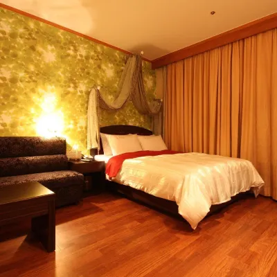 King Hotel Отели рядом с достопримечательностью «Парк Монэ»