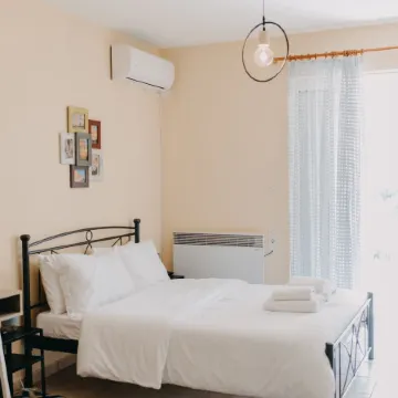 Best House, Nirvana, Patra