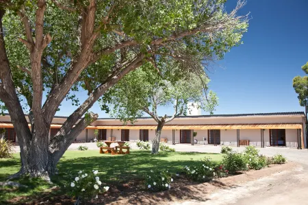 Wagon Wheel Country Lodge Отели рядом с достопримечательностью «Karoo National Park»