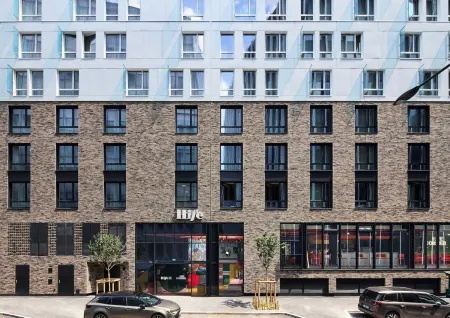 Hife Paris Issy Porte de Versailles Отели рядом с достопримечательностью «Museum of Playing Cards»