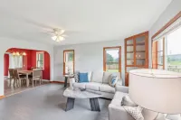 Stowe Retreat Mountain Views & Fenced Backyard by RedAwning