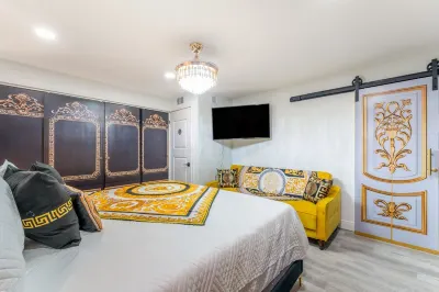Blackrock Lux ~ High-End Designer Oasis ~ 7min from Airport ~ EV Charger
