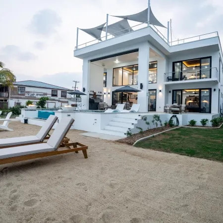 Sand Castle Vista - Spacious 4-Bed Villa in Placencia Village w Pool