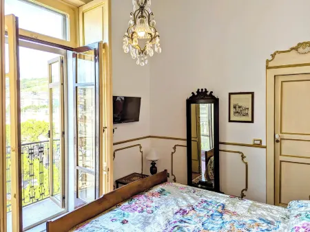 B&B Salerno Royal Suite Central Station Отели рядом со станцией Salerno Railway Station