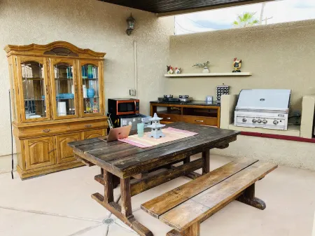 MI Kasa Hot Springs Отели рядом с достопримечательностью «Ту Банч Палмс Элементари Скул»