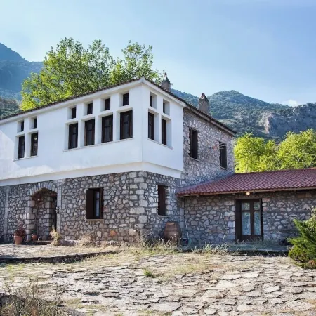 260m2 Unique Mountain House in Lilea Parnasos