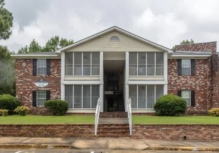 Modern 1Br with Pool and Parking Access Отели в г. Колумбус