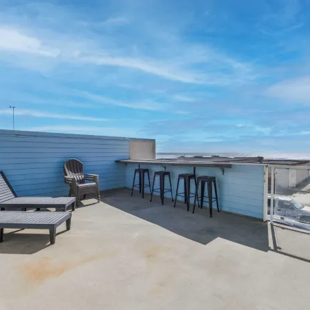 Oceanfront 2BR + Rooftop Deck, & Beach Access Strand Way B