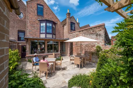 One Holyrood Hotel & Cafe Отели в г. Ньюпорт