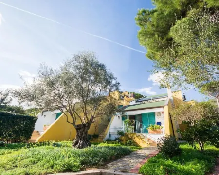 โฮลิเดย์ อพาร์ตเมนต์ วิลลา อัลบา โรงแรมในOrosei