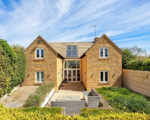 Field House - Stunning 3 Bedroom Home in Kingham! Hotels in Kingham