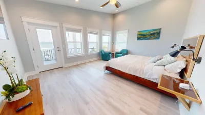 10 minute drive to  beaches, newly built bay front home in Panama City Beach