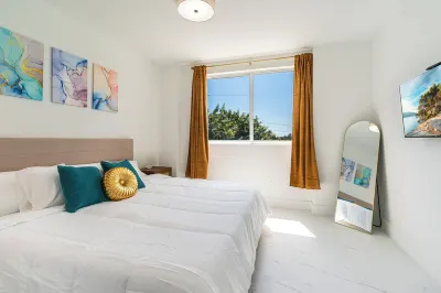 King Beds, Rooftop, Balcony, Gym, Pool Hotels in Downtown Hollywood