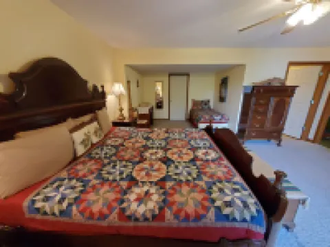 Owls Nest-Lakefront-Private Wooded Setting Sleeps 16