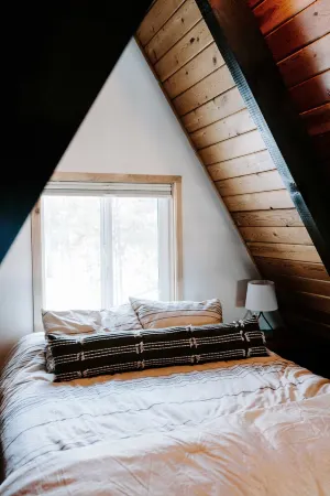 Charming cabin tucked near Cascade Lake