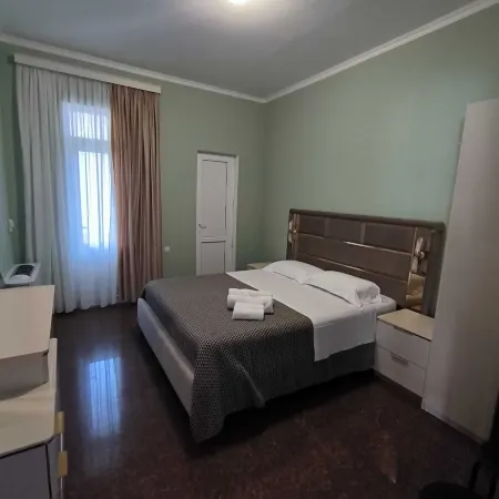 4 Bed Villa-Sleeps 8-Parking-Garden-Sea View