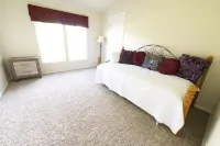 E-Town House, Peaceful Country Get-Away, Local Gem Close to Town, Pac-Man Arcade