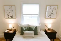 "The Carlisle" WARM MODERN STAY w/ Yard -Greyline