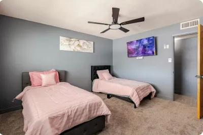 Spacious 5-bedroom house in marvelous Phoenix with AC, WiFi 알람브라 호텔