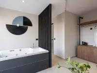 Theta Boutique Hotel - Bathtub